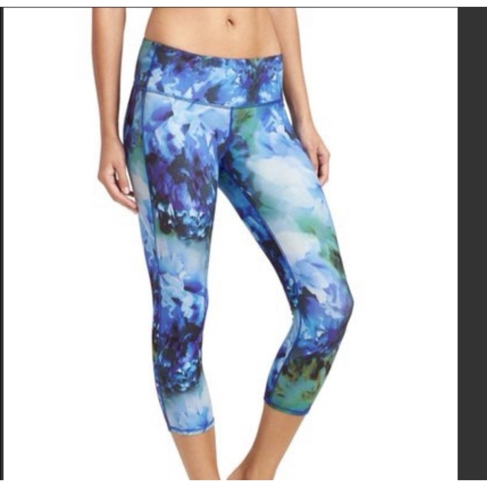 Athleta Chaturanga Capri Leggings Floral Print Sz‎ Small Blue